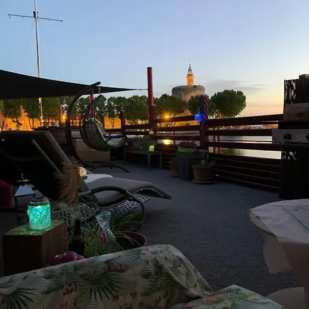 Botel Peniche Aqualoft B&B - Canal View